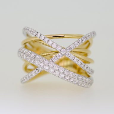 Anillo de oro con diseño entrelazado y brillantes.